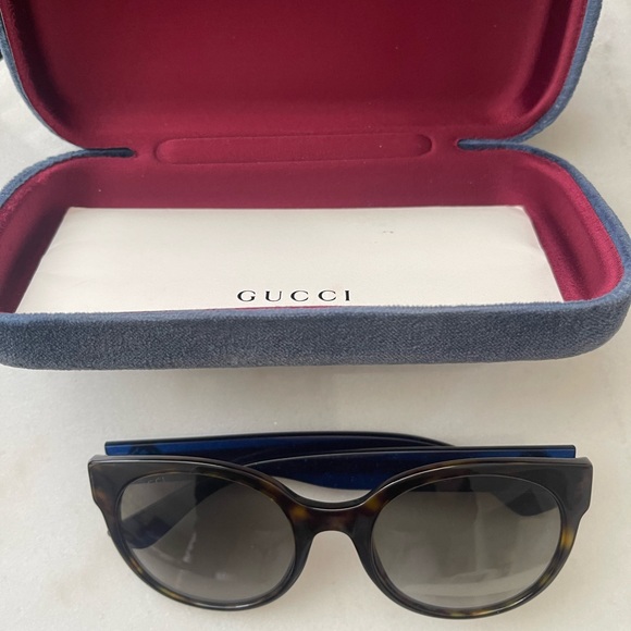 Gucci sunglasses- like new - Picture 4 of 6